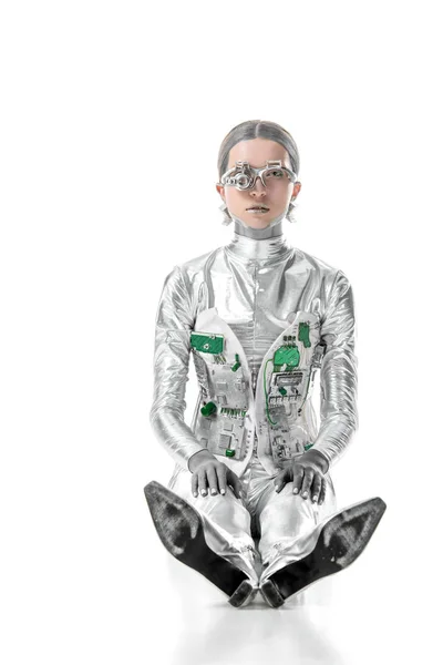 Silver Robot Sitter Och Tittar Kameran Isolerad Vit Framtida Teknik — Gratis stockfoto