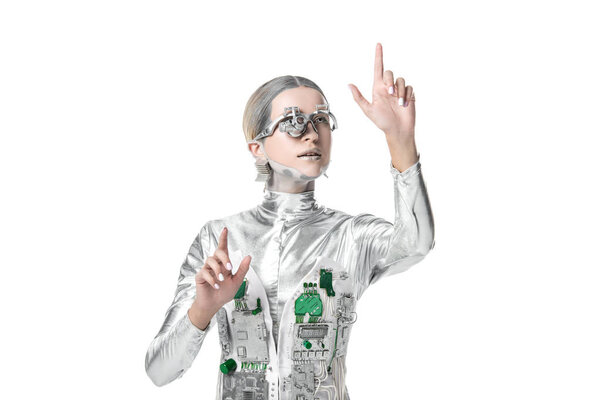 Серебряный робот с глазным протезом касается чего-то изолированного на белой, будущей технологической концепции
 