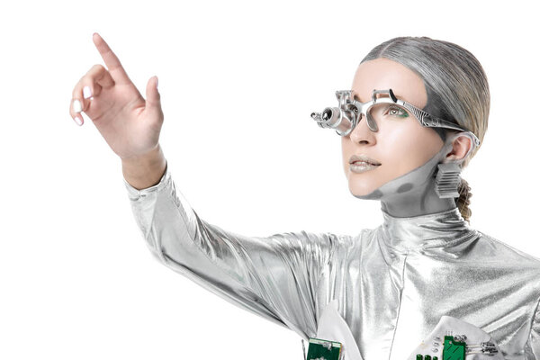 Портрет серебряного киборга касающийся чего-то изолированного на белой, будущей технологической концепции
