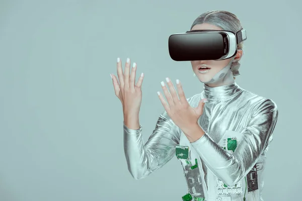 グレー 将来の技術概念に分離された仮想現実ヘッドセットと手を見て驚いた銀ロボット — ストック写真