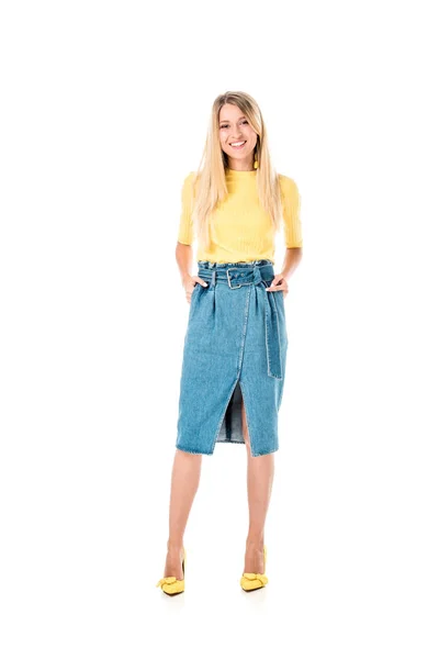 Lachende Aantrekkelijke Vrouw Permanent Geel Shirt Denim Rok Kijken Naar — Stockfoto
