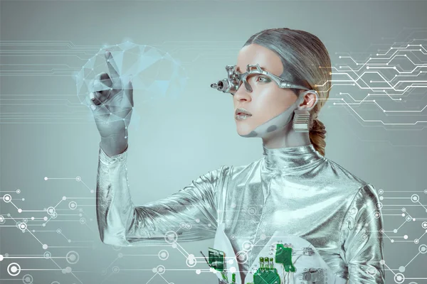 Futuristické Stříbrné Cyborg Pokynul Rukou Při Pohledu Digitální Data Izolována — Stock fotografie