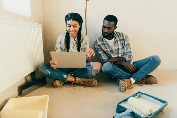 Couple Assis Sur Sol Utilisant Ordinateur Portable Pendant Rénovation Maison — Photo