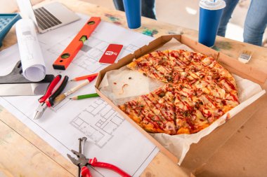 pizza, araçları ve smartphone ile youtube uygulama planı bina ekranda kutusunun yakın çekim vurdu