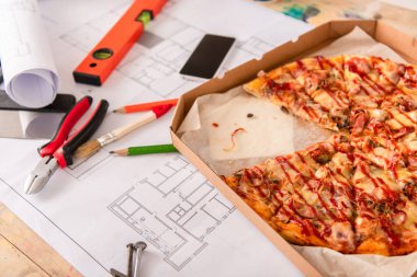 yakın çekim kutusunun pizza, araçları ve planı bina smartphone ile vurdu