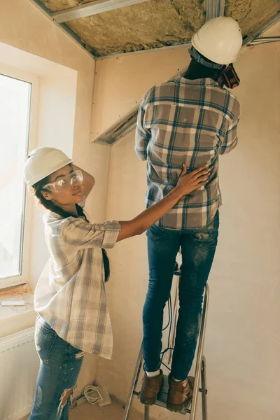 Bela Jovem Apoiando Seu Marido Enquanto Ele Faz Renovação Casa — Fotografia de Stock Grátis