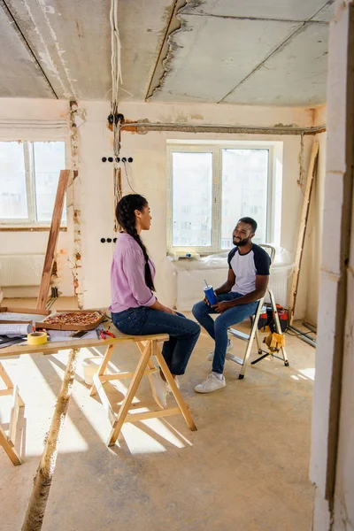 Feliz Pareja Joven Comiendo Pizza Mientras Que Hace Renovación Del — Foto de stock gratuita