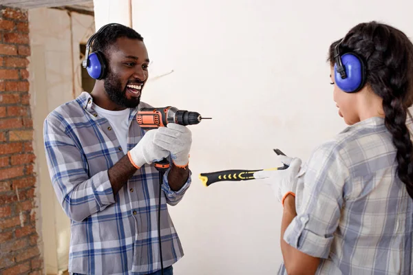 Casal Brincalhão Divertindo Com Martelo Broca Fazer Renovação Casa — Fotografia de Stock