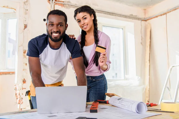 Smiling Young Couple Using Laptop Shopping While Making Renovation Home — Stock Photo, Image