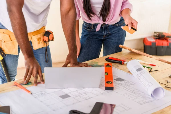 Beskuren Bild Par Med Laptop För Handel Samtidigt Som Renovering — Stockfoto