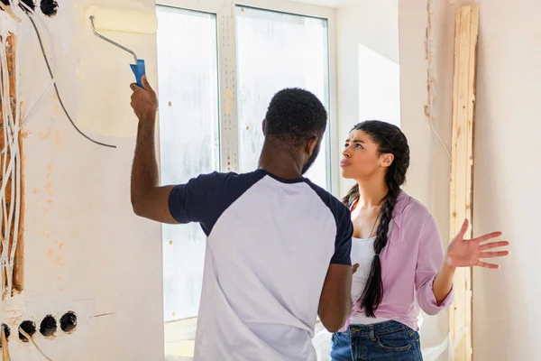 Joven Pareja Teniendo Disputa Mientras Que Hacer Renovación Casa — Foto de stock gratuita