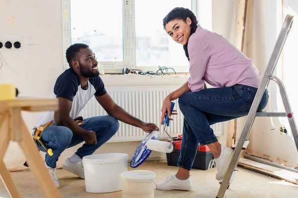 Lykkelige Unge Par Afslappende Samtidig Med Renovering Hjemmet - Stock-foto