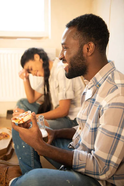 Pár Pihentető Emeleten Sör Pizza Miközben Otthon Felújítása — ingyenes stock fotók