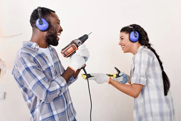 Paar Spielt Bei Renovierungsarbeiten Mit Bohrmaschine Und Hammer — Stockfoto