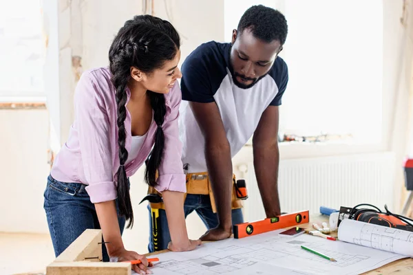 Pareja Joven Con Plan Arquitectura Haciendo Renovación Del Hogar Juntos — Foto de Stock