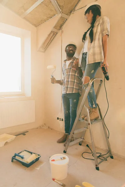 Feliz Joven Pareja Haciendo Renovación Casa Juntos —  Fotos de Stock