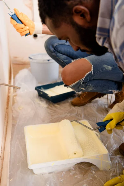 Recortado Tiro Pareja Pintura Paredes Juntos Durante Renovación Casa — Foto de stock gratuita