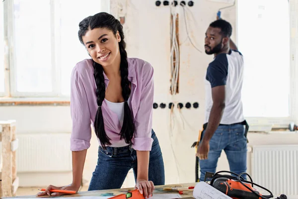 Feliz Jovem Casal Fazendo Renovação Casa — Fotografia de Stock Grátis