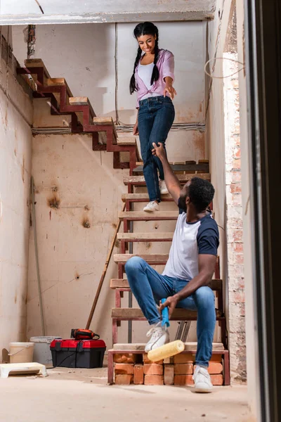 Vista Ángulo Bajo Mujer Feliz Caminando Por Escalera Mientras Novio —  Fotos de Stock