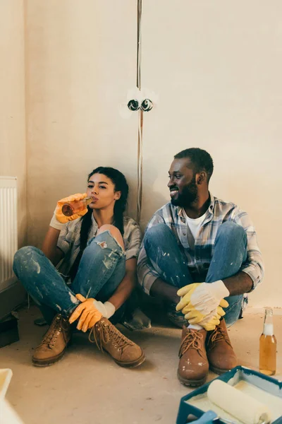 Pareja Afroamericana Descansando Bebiendo Cerveza Durante Renovación Casa — Foto de stock gratis