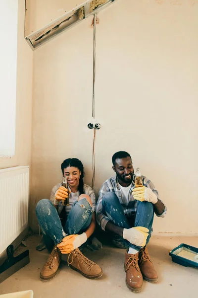 Alegre Pareja Afroamericana Bebiendo Cerveza Durante Renovación Casa — Foto de stock gratis