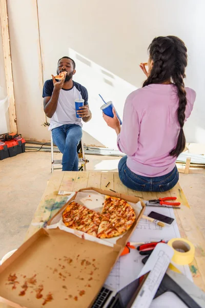 Pareja Afroamericana Almorzando Con Pizza Refresco Durante Renovación Casa — Foto de stock gratuita