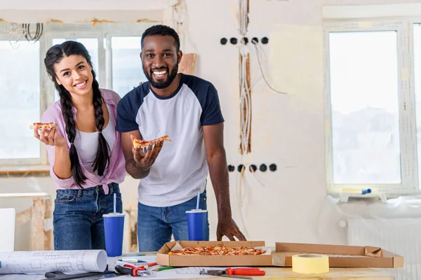 Felice Coppia Afroamericana Che Pranza Con Pizza Soda Durante Ristrutturazione — Foto Stock