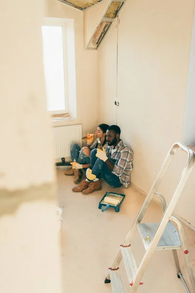 Vista Ángulo Alto Pareja Afroamericana Bebiendo Cerveza Durante Renovación Casa — Foto de stock gratuita