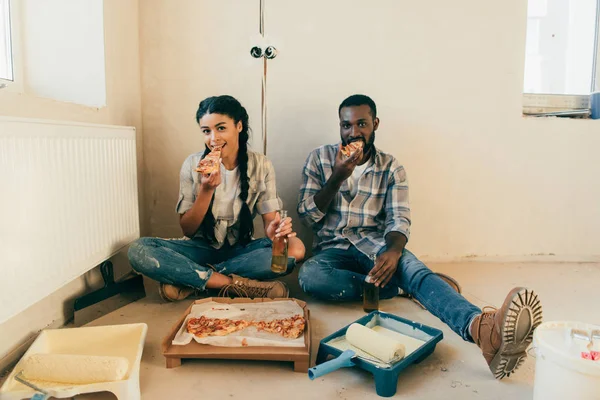 African American Couple Eating Pizza Drinking Beer Renovation Home — Free Stock Photo