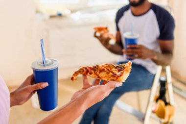 yemek pizza ve soda ile yenileme sırasında çift kırpılmış