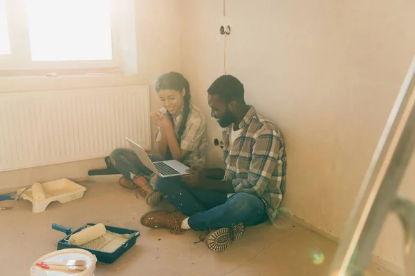 Smiling Young African American Couple Resting Laptop Renovation New Home — Free Stock Photo