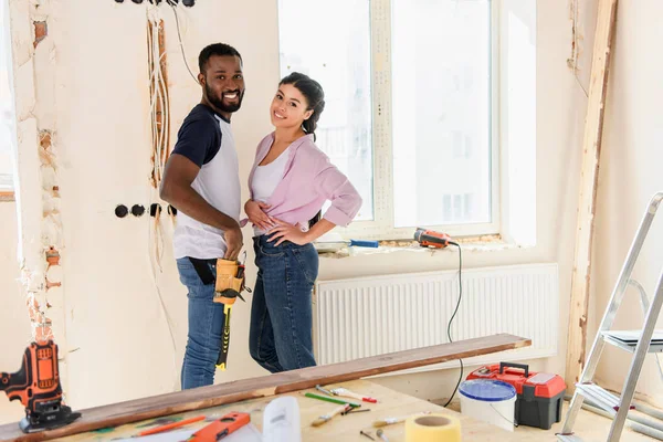 Selectieve Aandacht Van Gelukkige Afro Amerikaanse Paar Poseren Tijdens Renovatie — Stockfoto