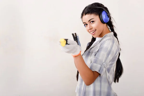 Happy Young Woman Protective Headphones Having Fun Tool Looking Camera — Stock Photo, Image