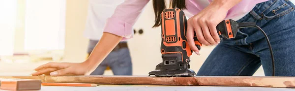 Gedeeltelijke Weergave Van Vrouw Die Werkt Met Hout Door Jigsaw — Gratis stockfoto