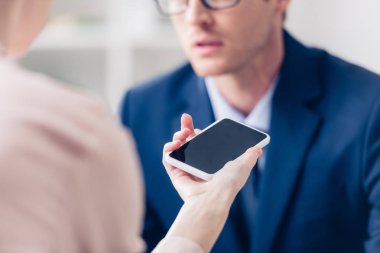 gazeteci ile Office boş perde smartphone ile röportaj veren işadamı resim kırpılmış