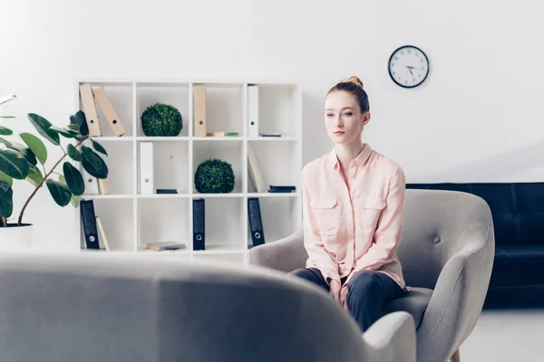 Attraktive Nachdenkliche Geschäftsfrau Sitzt Sessel Büro Und Schaut Weg — kostenloses Stockfoto