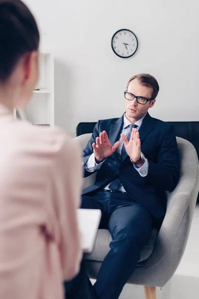 Selective Focus Handsome Businessman Gesturing While Giving Interview Journalist Office — Free Stock Photo