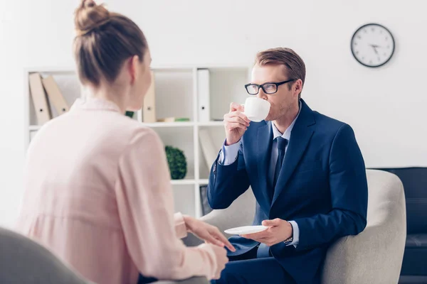 Guapo Hombre Negocios Bebiendo Café Periodista Esperando Entrevista Oficina — Foto de stock gratis