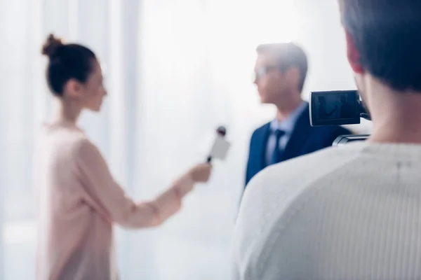 Foco Seletivo Empresário Óculos Dando Entrevista Vídeo Jornalista Escritório — Fotografia de Stock