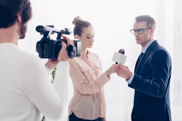 Stilig Affärsman Glasögon Ger Video Intervju Till Journalist Och Kameraman — Stockfoto