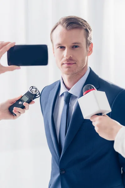 Apuesto Hombre Negocios Dando Entrevista Periodistas Mirando Cámara Oficina — Foto de stock gratis