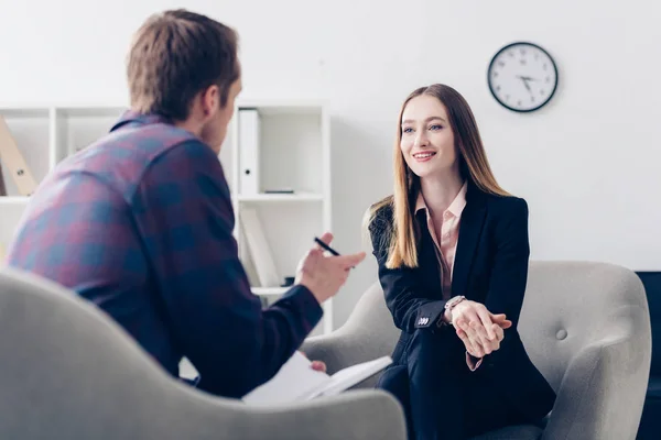 Feliz Mujer Negocios Traje Dando Entrevista Periodista Oficina — Foto de Stock