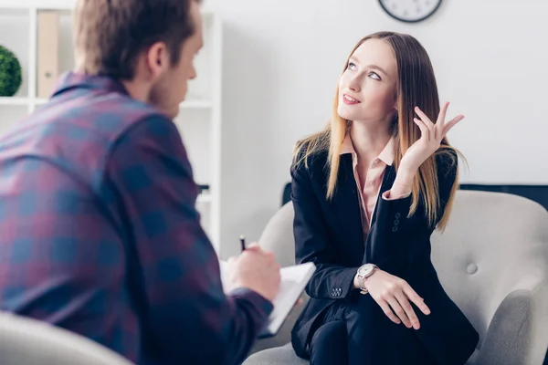 Empresária Terno Dando Entrevista Jornalista Gesticulando Olhando Para Cima Escritório — Fotos gratuitas