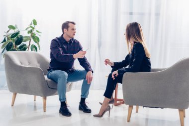 işkadını içinde yan görünüm uygun veren röportaj için gazeteci ofis, onlar koltuklar içinde oturan