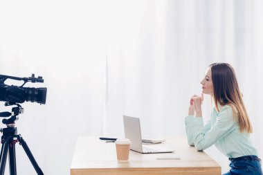 çekici kadın video blogger kayıt vlog Office yan görünüm