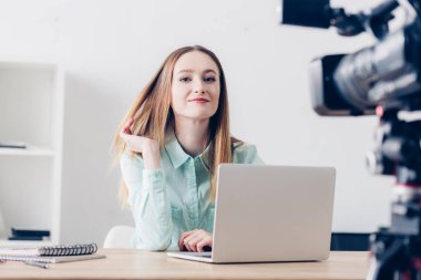 vlog ofiste kayıt ve kameraya bakarak çekici kadın video blogger gülümseyen