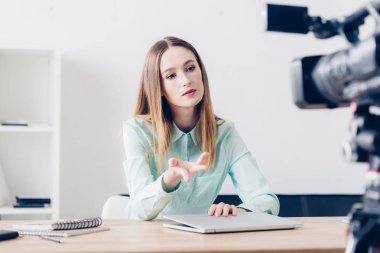 video blog kayıt ve ofiste mimik çekici kadın gazeteci