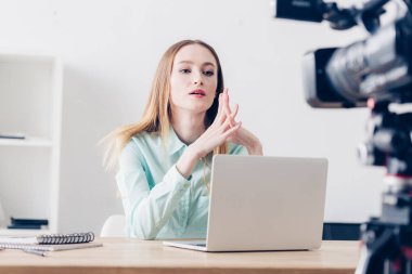 ciddi çekici kadın video blogger kayıt vlog Office