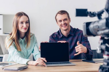 vlog kayıt ve Office boş ekran ile Laptop işaret mutlu video blogcular