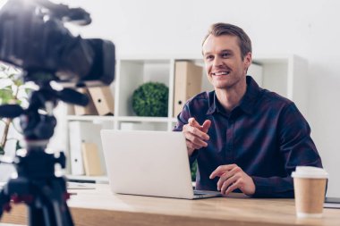 blogger menekşe gömlekli ofiste video blog kayıt video yakışıklı erkek gülümseyen